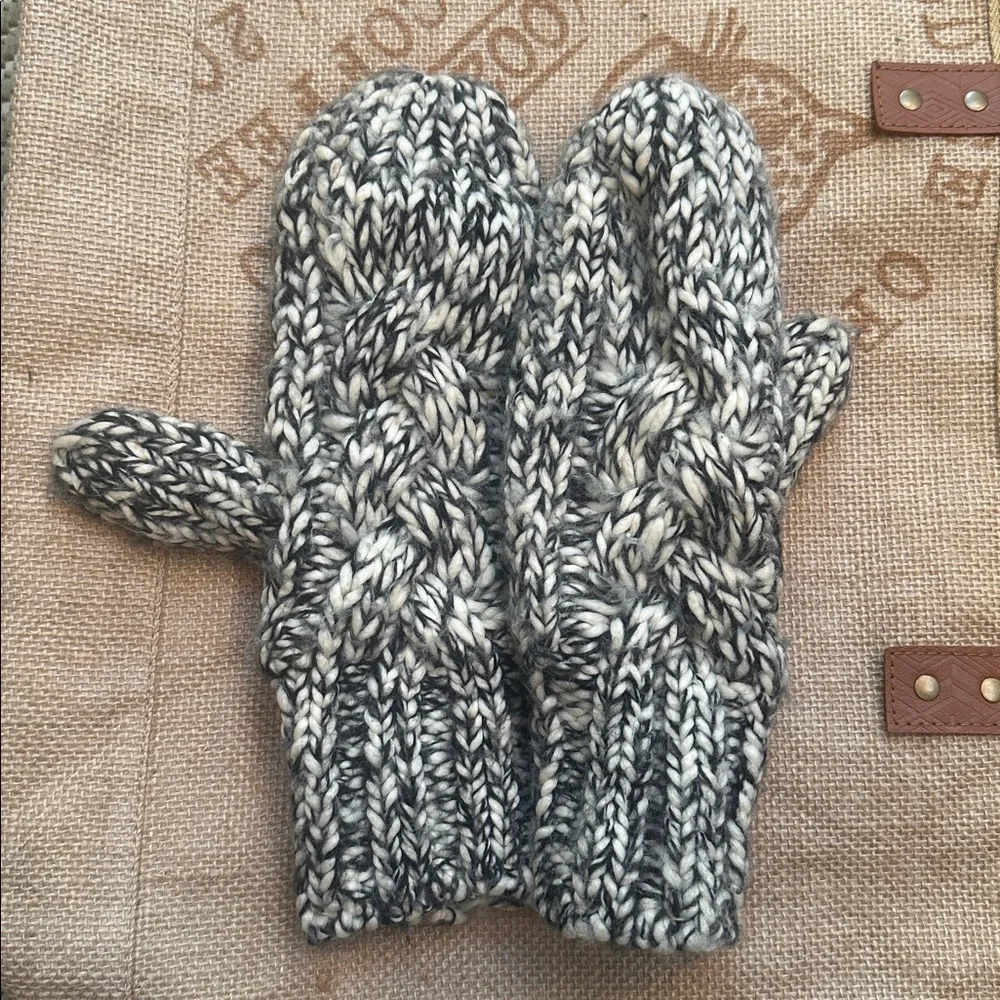 Chunky Knit Fleece Lined Cream & Black Mittens EUC